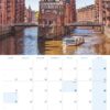 Eine Kalenderseite von Hamburg …meine Perle 2025 mit einer malerischen Szene der Hamburger Speicherstadt „Meine Perle“ mit roten Backsteingebäuden entlang eines Kanals und einem Ausflugsboot auf dem Wasser. Das Bild