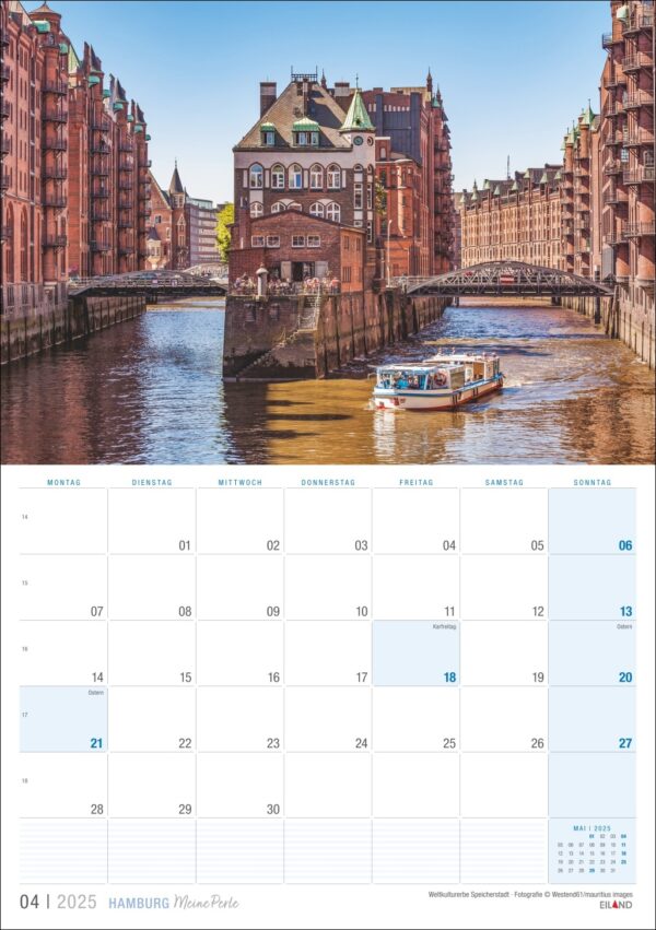 Eine Kalenderseite von Hamburg …meine Perle 2025 mit einer malerischen Szene der Hamburger Speicherstadt „Meine Perle“ mit roten Backsteingebäuden entlang eines Kanals und einem Ausflugsboot auf dem Wasser. Das Bild