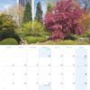 Eine Kalenderseite für Hamburg Meine Perle 2025 mit den Hamburg Meine Perle Marco-Polo Terrassen. Oben ist ein lebendiger Garten mit rosa Kirschblüten und immergrünen Pflanzen unter blauem Himmel zu sehen, fl