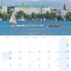 Eine Kalenderseite für Hamburg ... meine Perle 2025 mit einem Landschaftsfoto der Hamburger Alster mit Segelbooten und Ruderern, vor der Kulisse klassischer europäischer Architektur unter blauem Himmel, perfekt für.