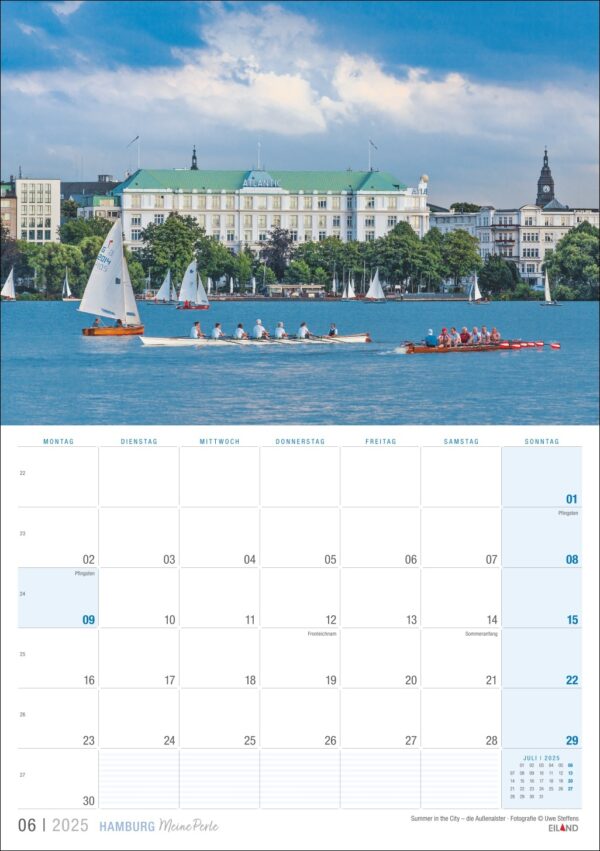 Eine Kalenderseite für Hamburg ... meine Perle 2025 mit einem Landschaftsfoto der Hamburger Alster mit Segelbooten und Ruderern, vor der Kulisse klassischer europäischer Architektur unter blauem Himmel, perfekt für.