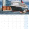 Eine Kalenderseite für Hamburg ...meine Perle 2025, die ein großes Kreuzfahrtschiff im Hafen mit der ikonischen Elbphilharmonie in Hamburg unter einem teilweise bewölkten Himmel zeigt. Die Seite enthält Termine.