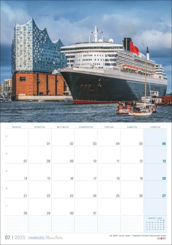 Eine Kalenderseite für Hamburg ...meine Perle 2025, die ein großes Kreuzfahrtschiff im Hafen mit der ikonischen Elbphilharmonie in Hamburg unter einem teilweise bewölkten Himmel zeigt. Die Seite enthält Termine.
