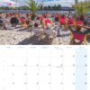 Eine Kalenderseite für „Hamburg … meine Perle“ 2025 mit einem Bild von Menschen, die in Strandkörben an einem Sandstrand in Hamburg faulenzen, vor einem großen Bildschirm sitzen und dabei einen sonnigen Himmel mit klarer Sicht auf die Wolken genießen.