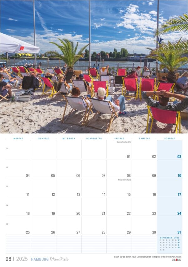 Eine Kalenderseite für „Hamburg … meine Perle“ 2025 mit einem Bild von Menschen, die in Strandkörben an einem Sandstrand in Hamburg faulenzen, vor einem großen Bildschirm sitzen und dabei einen sonnigen Himmel mit klarer Sicht auf die Wolken genießen.