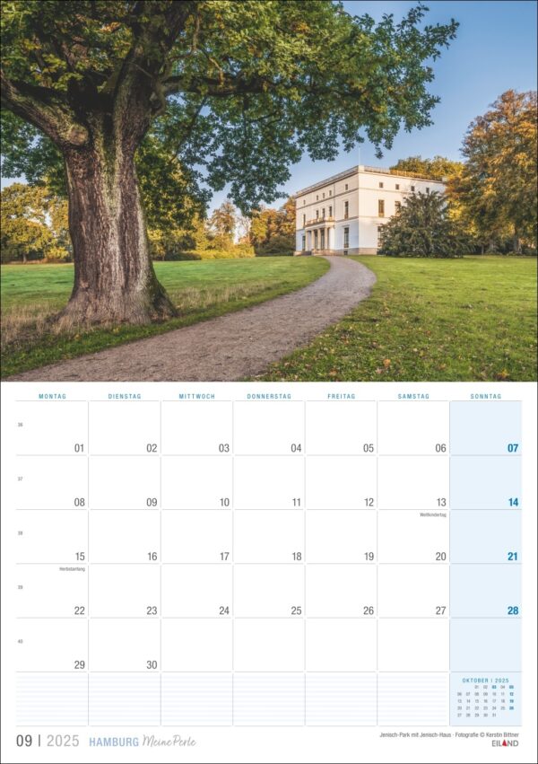 Auf einer Kalenderseite für September 2025 ist am Ende eines geschwungenen Weges in Hamburg ein großes, klassisches weißes Gebäude abgebildet … meine Perle 2025, umgeben von üppigen grünen Bäumen und Gras unter einem klaren blauen Himmel.