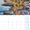 Eine Hamburg ...meine Perle 2025-Kalenderseite für November mit einer ruhigen Luftansicht der Hamburger Küste mit einem kleinen roten Leuchtturm, in einem Yachthafen ankernden Booten, von Bäumen gesäumten Straßen und Häusern am Strand.