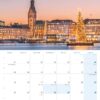 Ein Bild von Hamburg, meine Perle 2025, das die Hamburger Stadtlandschaft in der Dämmerung zeigt, mit dem markanten Hamburger Rathaus und einem großen, beleuchteten Weihnachtsbaum am Wasser. Text.