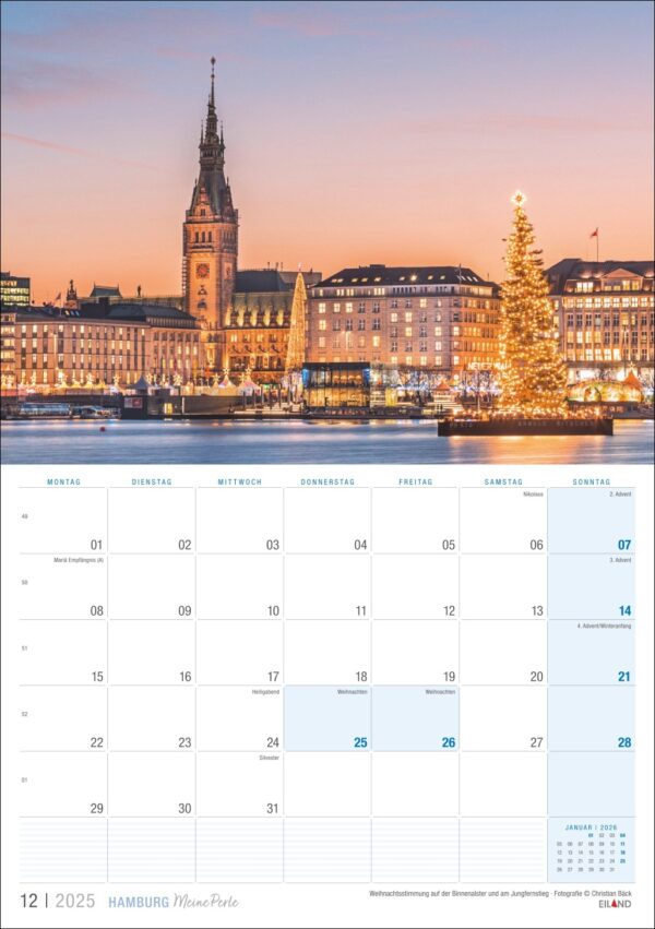 Ein Bild von Hamburg, meine Perle 2025, das die Hamburger Stadtlandschaft in der Dämmerung zeigt, mit dem markanten Hamburger Rathaus und einem großen, beleuchteten Weihnachtsbaum am Wasser. Text.