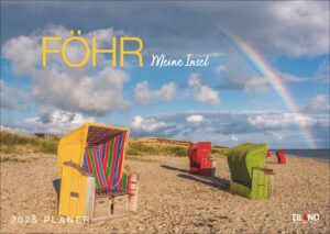 Dieses Bild zeigt einen malerischen Strandblick auf Föhr ...meine Insel 2025 mit drei bunten Strandkörben im Vordergrund. Der Himmel ist teilweise bewölkt, aber ein leuchtender Regenbogen ist zu sehen. Der Text „Föhr ...meine Insel 2025“