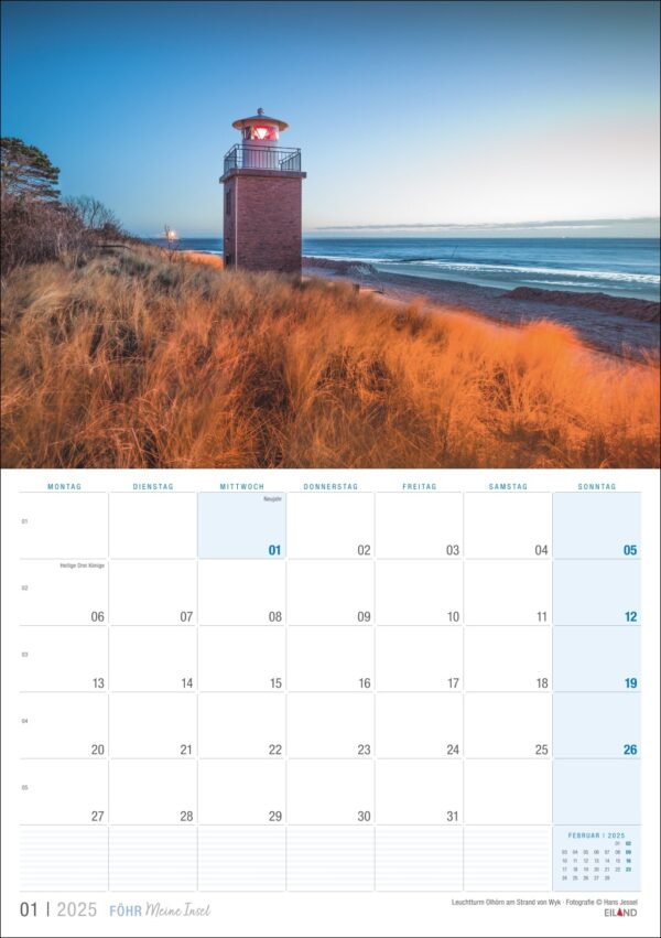Kalenderblatt für Januar 2025 mit einer ruhigen Strandszene auf Föhr ...meine Insel mit einem Leuchtturm bei Sonnenuntergang. Wochentagsnamen in Deutsch von Montag bis Sonntag mit Daten vom 1. bis