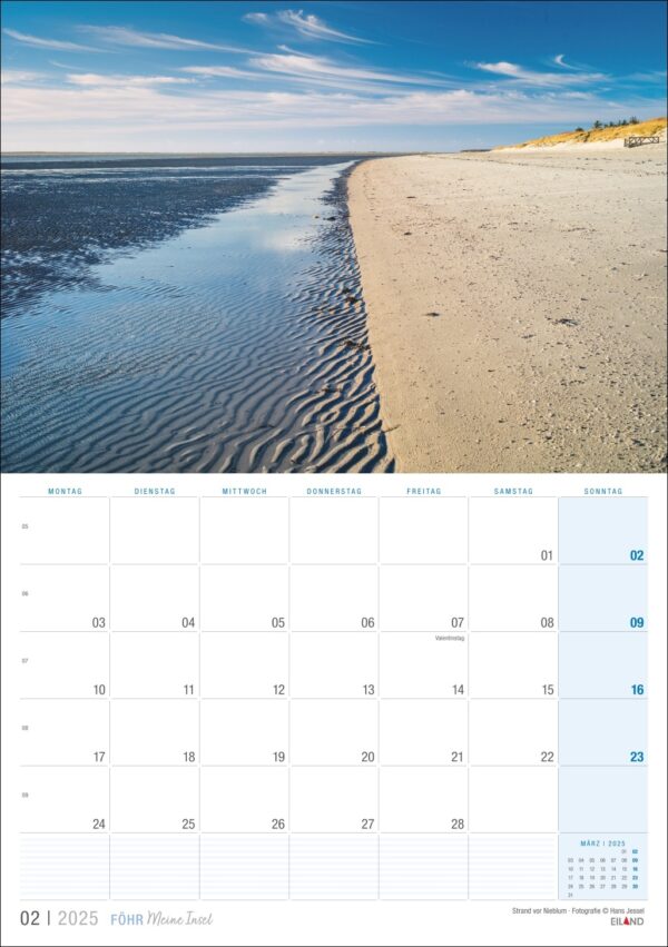 Eine Kalenderseite für Februar 2023 mit einer ruhigen Strandszene auf Föhr …meine Insel 2025. Der Sandstrand hat eine sanfte Kurve mit einer Gezeitenlinie und ruhigem blauen Wasser auf der linken Seite, unter einem riesigen, teilweise …