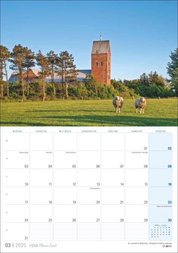 Eine Kalenderseite für März 2025 mit einem Landschaftsfoto von Föhr …meine Insel 2025. Es zeigt zwei Schafe, die auf einer üppigen grünen Wiese grasen, mit einem hohen Backsteinturm im Hintergrund unter einem klaren blauen Himmel