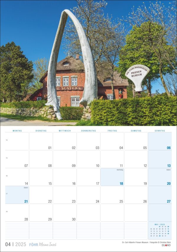 Eine Kalenderseite für April 2025 mit einem Landschaftsfoto oben, das ein charmantes Backsteinhaus unter einem großen, weißen Walfischbogen auf der üppig grünen Insel Föhr zeigt ... meine Insel 2025 bei klarem Himmel.
