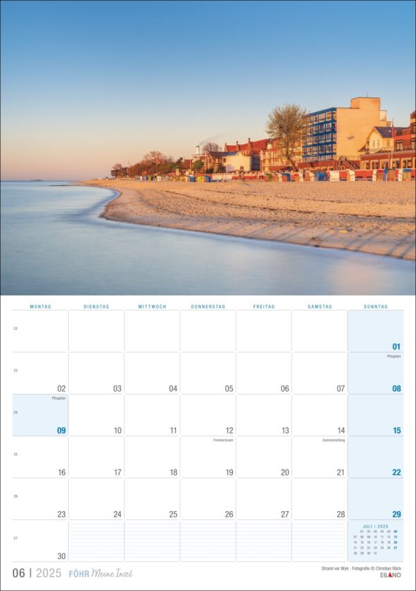 Eine Kalenderseite für Juni 2025 mit einem Bild von einem ruhigen Strand bei Sonnenuntergang mit glattem Sand und klarem Himmel auf meiner Insel Föhr …meine Insel 2025 und einem großen mehrstöckigen Gebäude in der Nähe der