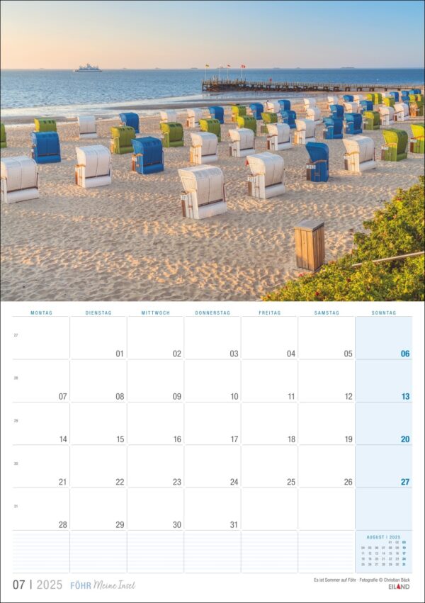 Ein Kalender für Juli 2025 mit deutschen Beschriftungen für die Tage, mit einem Bild einer ruhigen Strandszene auf Föhr ...meine Insel 2025. Der Strand ist übersät mit weißen und blauen Strandmützen