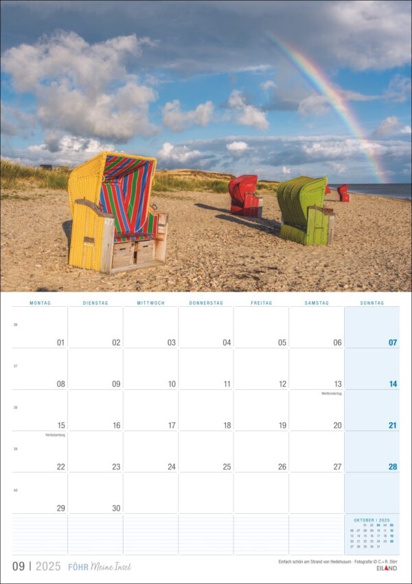Ein Föhr ...meine Insel 2025 Kalenderblatt für September mit einer Strandszene auf „meiner Insel“ Föhr mit drei bunten Strandkörben mit Blick aufs Meer unter einem Himmel mit flauschigen Wolken und einem Regenbogen.