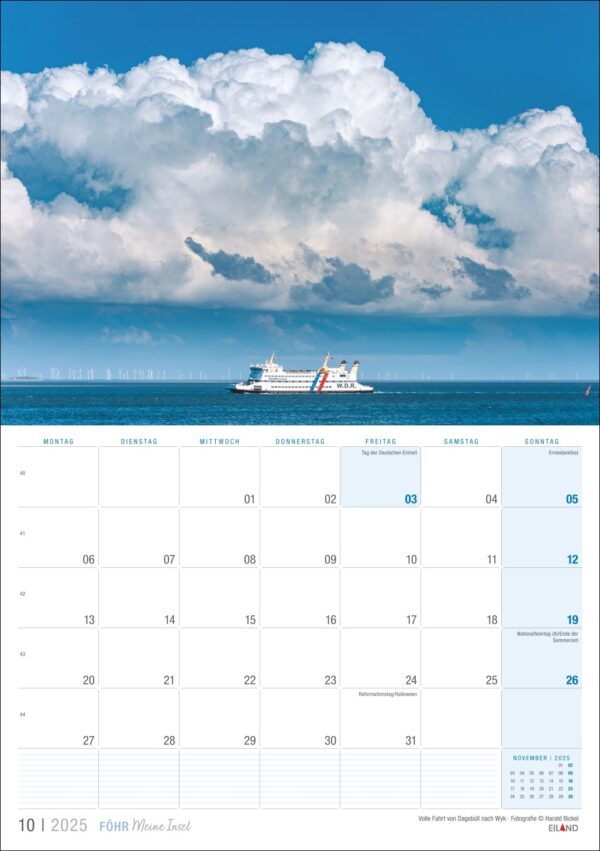 Eine Kalenderseite für Föhr ... meine Insel 2025 mit einem großen Bild eines weißen Kreuzfahrtschiffs auf ruhigem Meer, mit flauschigen Wolken im Hintergrund und Windrädern in der Ferne in der Nähe der Insel Föhr.
