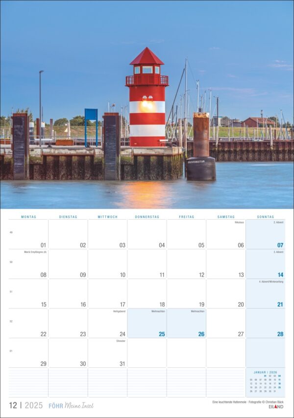 Ein Kalenderblatt für Föhr … meine Insel 2025 für Dezember, das eine ruhige Landschaft mit einem rot-weißen Leuchtturm am Ende eines Piers unter einem klaren blauen Himmel auf Föhr, meine Insel, zeigt.