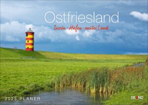 Alternativtext: ein Landschaftsbild von „Ostfriesland 2025“ mit einem rot-gelb gestreiften Leuchtturm vor einer Kulisse aus üppigen grünen Feldern unter einem dynamischen Himmel. Im Vordergrund ist ein kleines Wasser