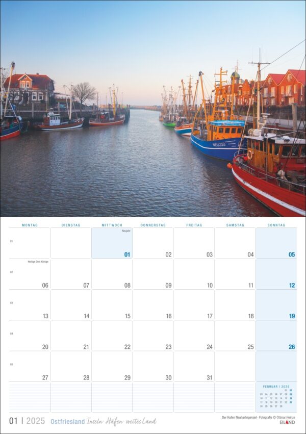 Eine Kalenderseite für Ostfriesland 2025 mit einem malerischen Hafen in Ostfriesland, Deutschland, mit bunten Booten, die bei Sonnenuntergang unter einem klaren Himmel am Wasser vor Anker liegen.