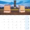 Eine Kalenderseite für Ostfriesland 2025 mit einer ruhigen Landschaft in Ostfriesland in der Abenddämmerung mit zwei Strandkörben vor einem fernen Leuchtturm unter einem sanften Abendhimmel. Der Kalender enthält