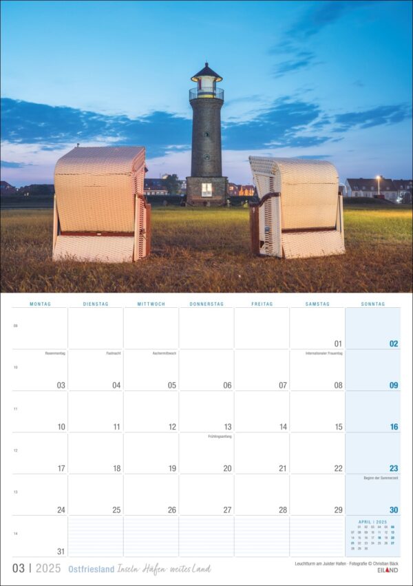 Eine Kalenderseite für Ostfriesland 2025 mit einer ruhigen Landschaft in Ostfriesland in der Abenddämmerung mit zwei Strandkörben vor einem fernen Leuchtturm unter einem sanften Abendhimmel. Der Kalender enthält