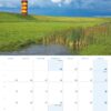 Eine Kalenderseite für Ostfriesland 2025 mit einer ruhigen Landschaft mit einem leuchtend bunten Leuchtturm an einem grünen Hügel und einem kleinen See, der von hohem Schilf umgeben ist.