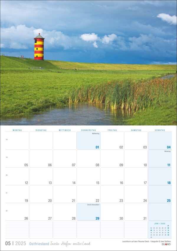 Eine Kalenderseite für Ostfriesland 2025 mit einer ruhigen Landschaft mit einem leuchtend bunten Leuchtturm an einem grünen Hügel und einem kleinen See, der von hohem Schilf umgeben ist.