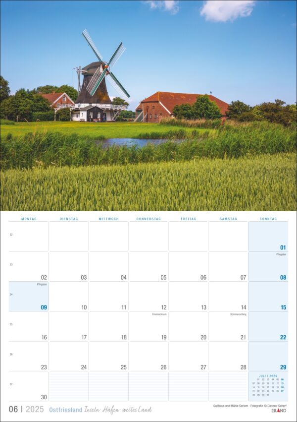 Eine malerische Kalenderseite für Juni Ostfriesland 2025, mit einer traditionellen holländischen Windmühle in Ostfriesland neben einem kleinen Teich, umgeben von üppigem Grün unter einem klaren blauen Himmel. Unter dem Bild