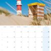 Korrektur: Eine Kalenderseite für Ostfriesland 2025 mit einer lebendigen Strandszene aus Ostfriesland mit einem großen rot-weißen Leuchtturm und einer bunt gestreiften Strandhütte vor einem klaren blauen Himmel und Sanddünen.