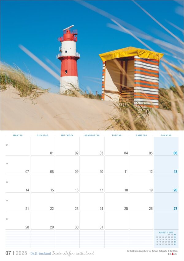 Korrektur: Eine Kalenderseite für Ostfriesland 2025 mit einer lebendigen Strandszene aus Ostfriesland mit einem großen rot-weißen Leuchtturm und einer bunt gestreiften Strandhütte vor einem klaren blauen Himmel und Sanddünen.
