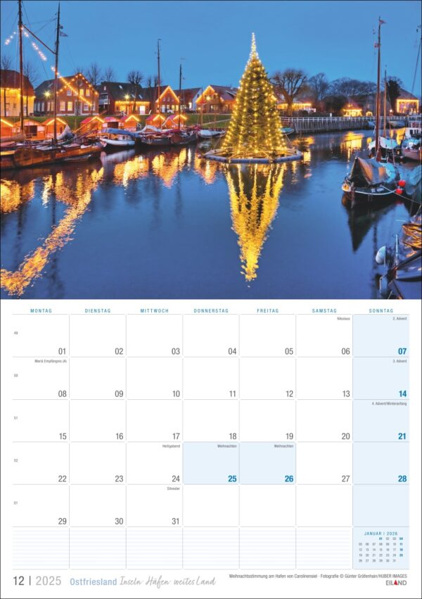 Eine Kalenderseite für Ostfriesland 2025 mit einer Abenddämmerungsszene einer malerischen Hafenstadt in Ostfriesland, geschmückt mit Weihnachtslichtern. Ein großer beleuchteter Weihnachtsbaum steht auf einer Wasserplattform, umgeben