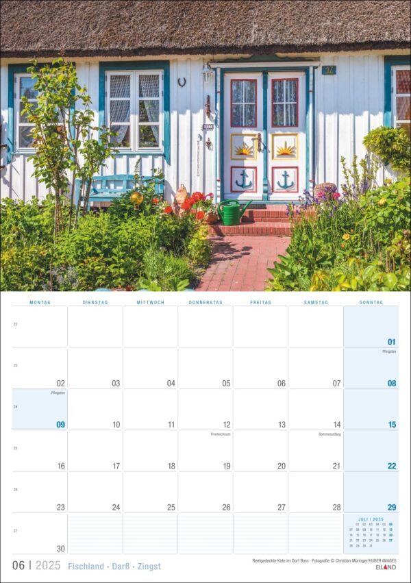 Ein malerisches Kalenderblatt mit einem traditionellen Reetdachhaus mit bunten Blumen am Gehweg in Fischland · Darß · Zingst 2025 unter einem strahlend blauen Himmel. Die Wochentage und Daten sind unten aufgeführt.