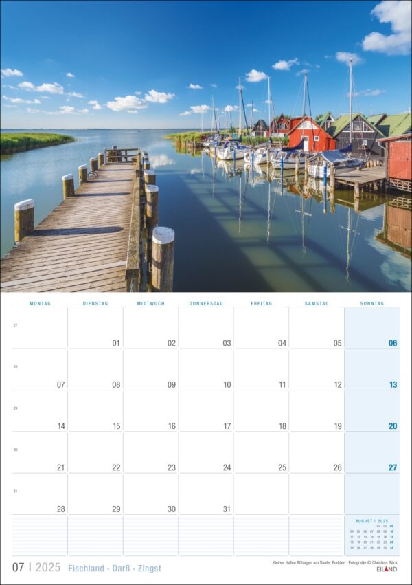 Eine Juli-Kalenderseite mit einer friedlichen Hafenszene in Fischland · Darß · Zingst 2025 mit Booten, die an einem Holzsteg angedockt sind, strahlend blauem Himmel und bunten Häusern im Hintergrund. Die Daten sind in einer