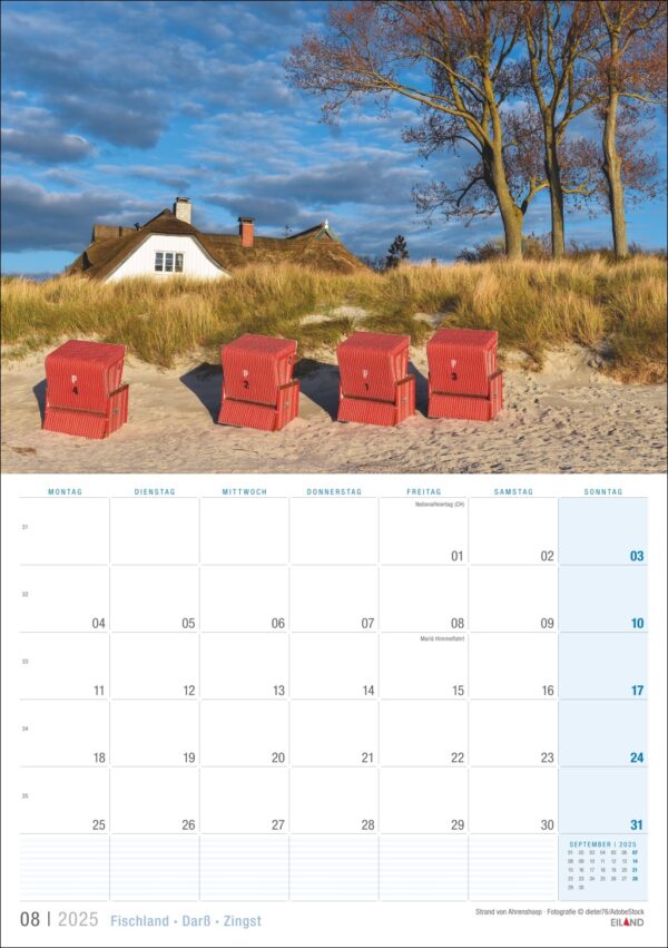 Ein Fischland · Darß · Zingst Kalenderblatt für August 2025 mit einer Strandszene auf der Halbinsel Fischland-Darß-Zingst mit drei roten Korbstühlen mit Blick auf das Meer, einem Häuschen im Hintergrund unter