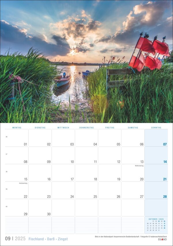 Auf einem Kalenderblatt für Fischland · Darß · Zingst 2025 ist ein heiterer Blick auf einen Sonnenuntergang über dem ruhigen Wasser bei Zingst zu sehen, mit Gras im Vordergrund und Booten, die neben einem alten Holzsteg vertäut sind.