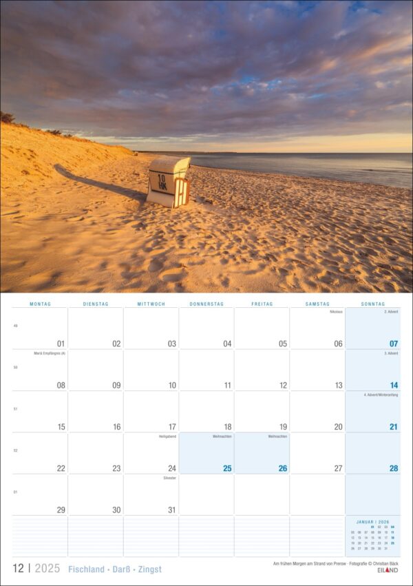 Eine ruhige Strandszene, dargestellt in einem Kalender für Dezember Fischland · Darß · Zingst 2025, mit einem einsamen Strandkorb mit Blick auf das ruhige Meer unter einem leuchtenden Sonnenuntergangshimmel auf Fischland, mit weichem Sand und Weiß.