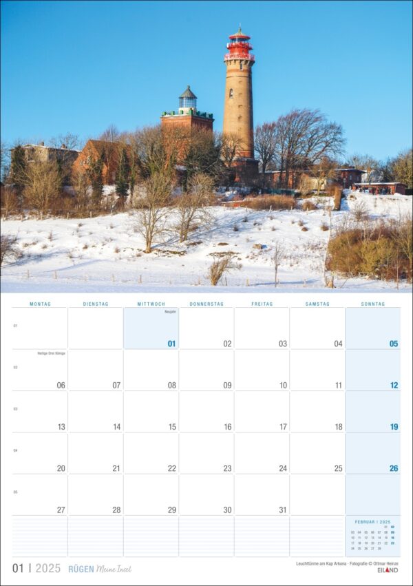 Eine Kalenderseite für Rügen …meine Insel 2025 mit einer Winterlandschaft vom Kap Arkona auf der Insel Rügen. Schnee bedeckt den Boden und spärliche Bäume unter einem klaren Himmel. Zwei Leuchttürme, einer älter