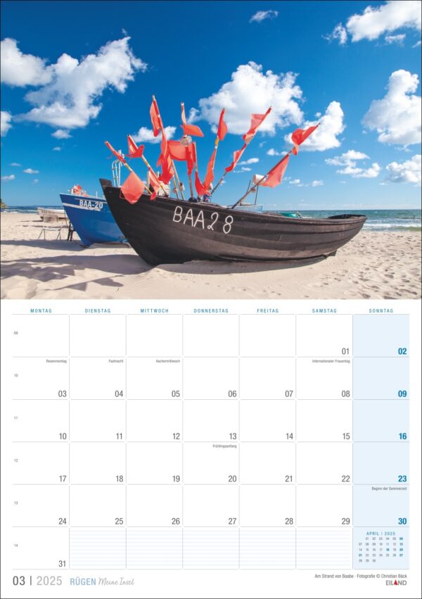 Eine Kalenderseite für Rügen …meine Insel 2025 für März mit einem lebendigen Foto eines verwitterten Bootes mit roten Flaggen an einem Sandstrand unter einem klaren blauen Himmel auf Rügen. Die Wochentage und Daten