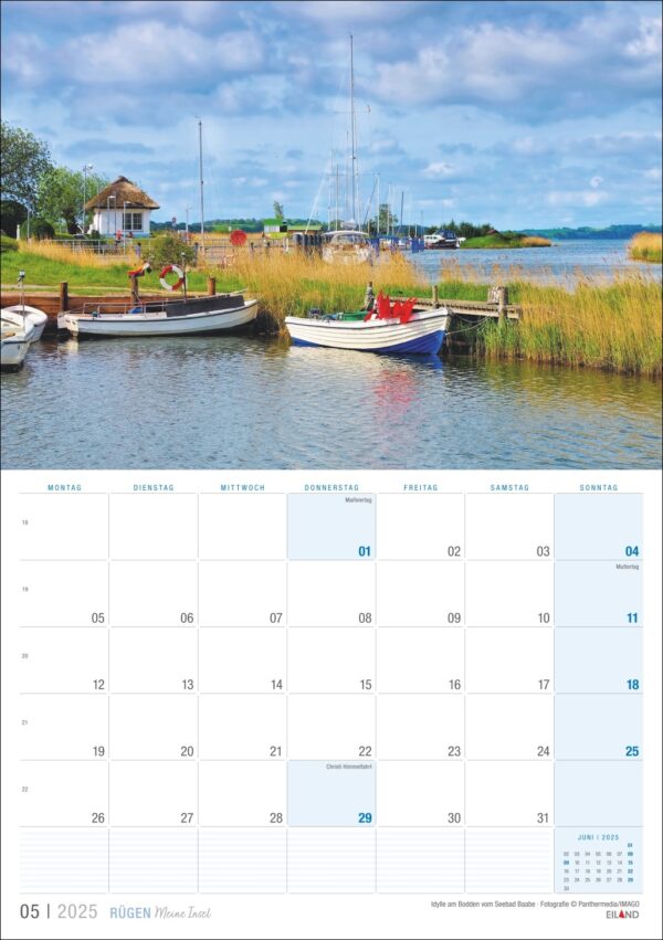 Eine Kalenderseite für Rügen …meine Insel 2025 für Mai, mit einem Landschaftsfoto von Booten auf einem ruhigen Gewässer in der Nähe von grasbewachsenen Ufern mit blauem Himmel und vereinzelten Wolken. Darunter zeigt ein Raster die Daten an.