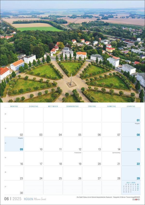 Eine Kalenderseite für „Rügen … meine Insel 2025“ mit einem Luftbild von Rügen, übersichtlich angeordnet und umgeben von weiten grünen Feldern. Die Wochentage und Daten sind deutlich gekennzeichnet, einige Feiertage sind hervorgehoben.