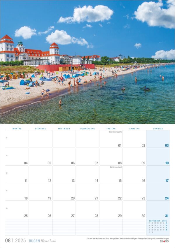 Eine Kalenderseite für August 2025 zeigt eine lebendige Strandszene mit Menschen beim Sonnenbaden und Schwimmen auf Rügen ... meine Insel 2025. Oben ist ein sonniger Ferienort mit roten Dächern abgebildet, während Tage und Daten aufgeführt sind.