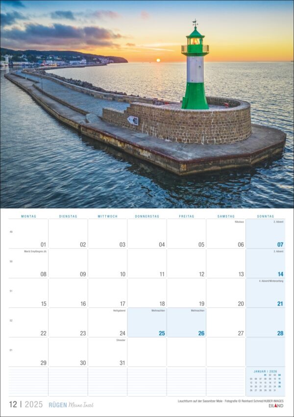 Eine Kalenderseite für Rügen …meine Insel 2025 für Dezember mit einer Luftaufnahme eines geschwungenen Piers mit einem grün-weißen Leuchtturm bei Sonnenaufgang auf Rügen. Das Meer ist ruhig und der Himmel farbenprächtig.