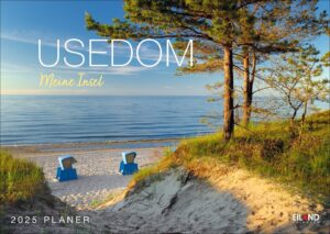 Dieses Bild zeigt eine ruhige Strandszene auf der Insel Usedom ... meine Insel 2025. Drei blaue Strandstühle blicken auf die ruhige Ostsee, angeordnet inmitten von Sanddünen mit üppigem Grün und einer einsamen Kiefer, die sich in Richtung der Küste neigt.