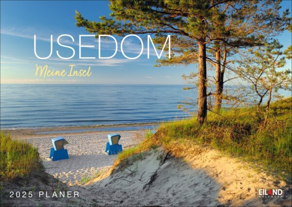 Dieses Bild zeigt eine ruhige Strandszene auf der Insel Usedom ... meine Insel 2025. Drei blaue Strandstühle blicken auf die ruhige Ostsee, angeordnet inmitten von Sanddünen mit üppigem Grün und einer einsamen Kiefer, die sich in Richtung der Küste neigt.