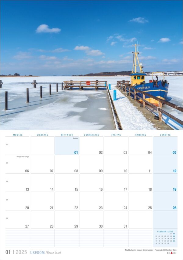 Eine Usedom …meine Insel 2025 Kalenderseite für Januar mit einem Bild einer schneebedeckten Seebrücke auf Usedom, Deutschland. Ein blaues Boot liegt neben der Seebrücke unter einem klaren blauen Himmel. Tage der