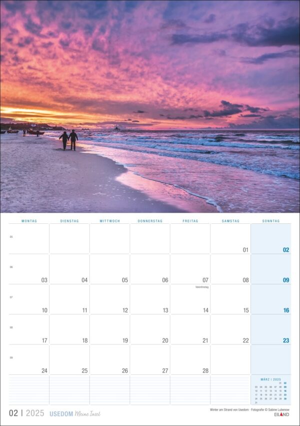 Eine Usedom …meine Insel 2025-Kalenderseite für Februar mit einem ruhigen Sonnenuntergang am Strand von Usedom. Himmel in Rosa- und Lilatönen über Silhouetten von Menschen, die auf dem Sand laufen. Kalenderdaten überlagert