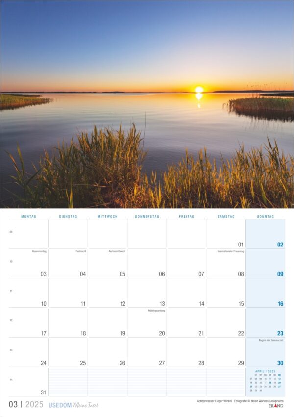 Usedom …meine Insel 2025 Kalenderseite für März mit einem ruhigen Sonnenuntergang über einem ruhigen See auf der Insel Usedom, mit hohen Gräsern im Vordergrund. Die Wochentage sind auf Deutsch, wobei die 23 hervorgehoben sind
