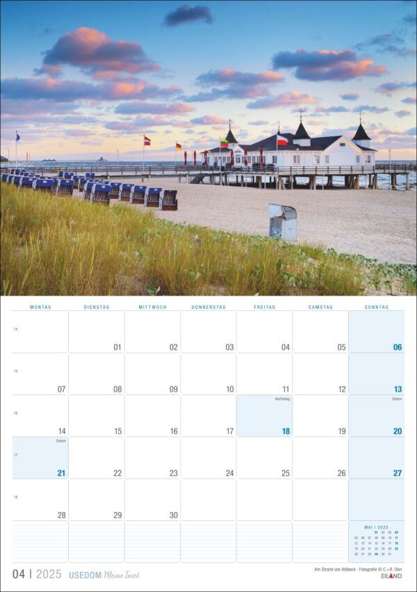 Dieses Bild zeigt eine Kalenderseite für Usedom ...meine Insel 2025 und zeigt den malerischen Usedomer Strand mit den typischen Strandkörben im Sand mit Blick auf das Meer und den bezaubernden weißen Strand.